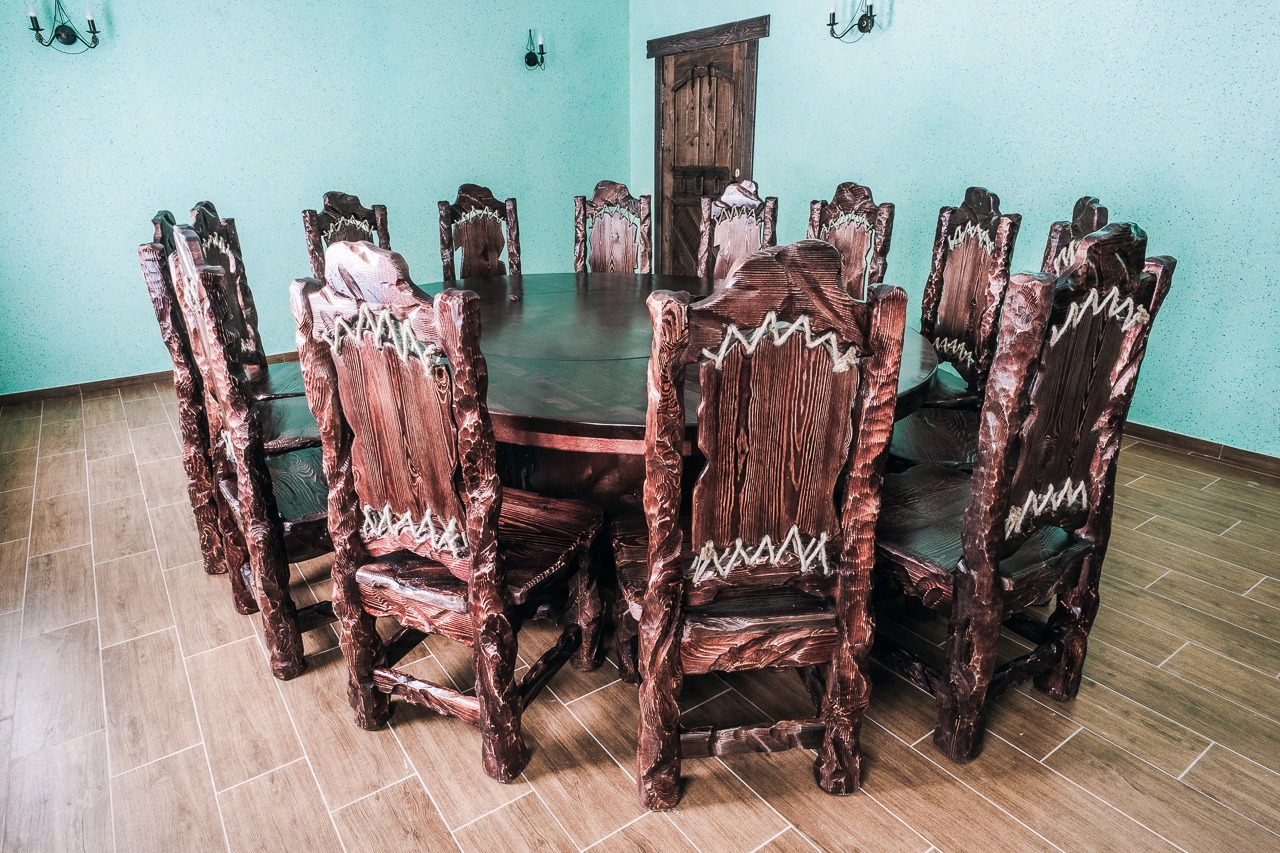 Столы и стулья